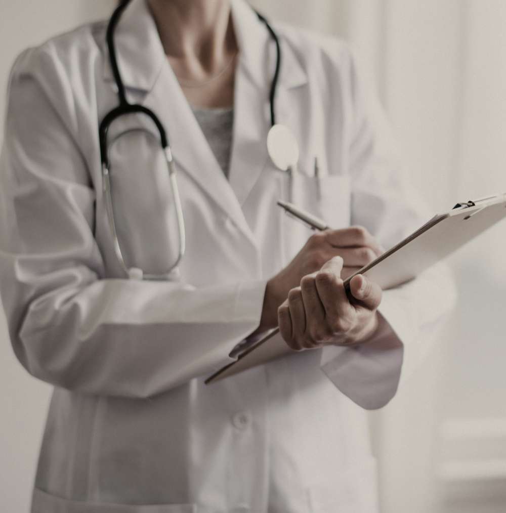 Médecin consultant un dossier médical